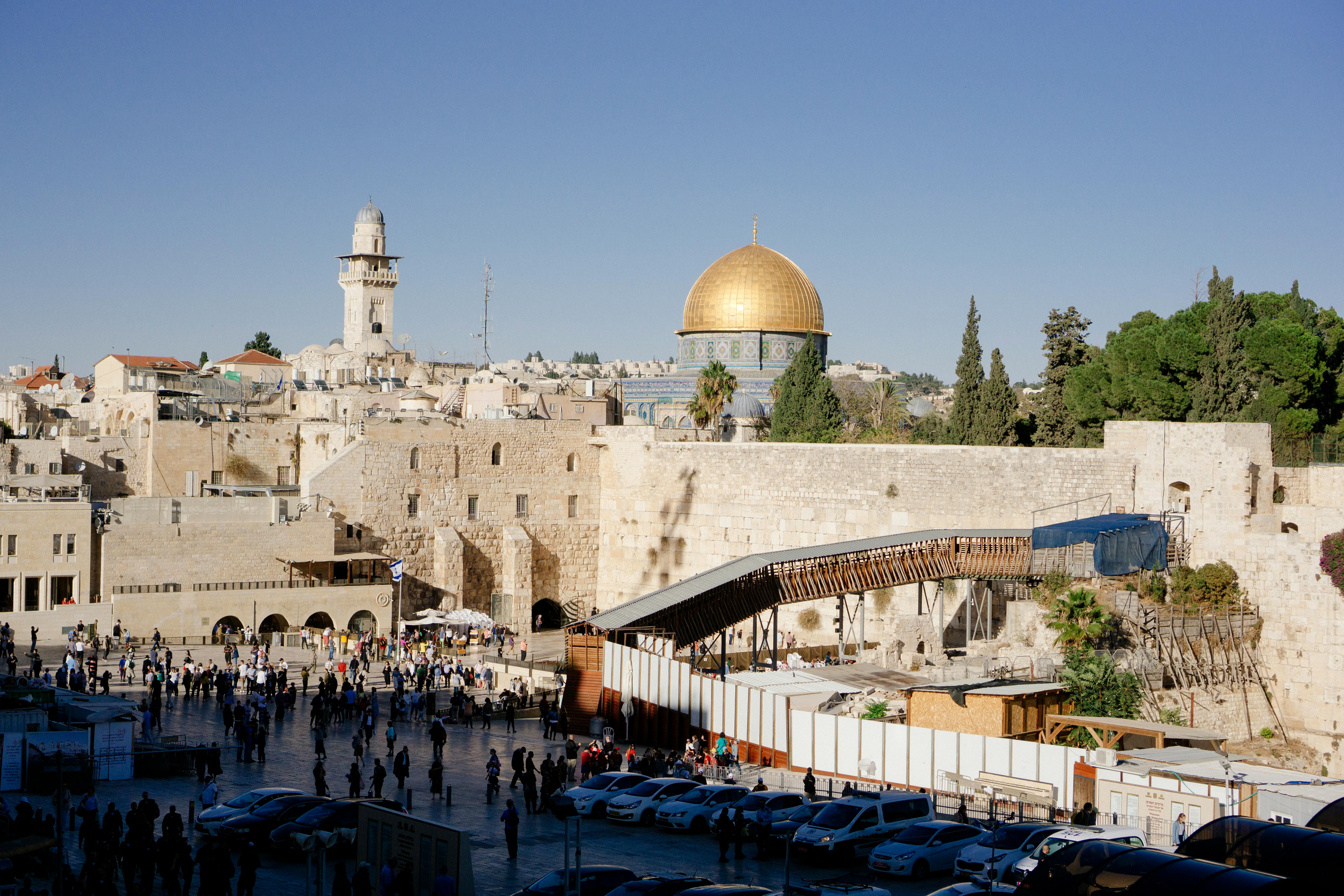 הטקסט מספר על ילדות בשכונת מוסררה בירושלים, שהייתה פעם שכונה פשוטה והפכה עם הזמן לשכונת יוקרה. המחבר מתאר את ההתרחשויות בשכונה, כמו התחלפות התושבים לברסלברים, והזכויות שהשכונה קמה לתחייה. המחבר גדל בסביבה עשירה בתרבויות ושפות שונות, כולל עברית, צרפתית, ספרדית, יידיש, ערבית מרוקאית ואנגלית, מה שהשפיע עליו באופן חיובי.